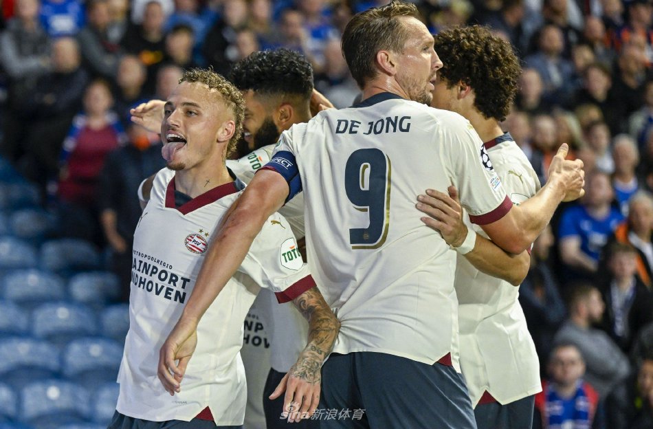 曼晚：曼联球员认为联赛杯惨败是新的低谷，更衣室对门将信心下降