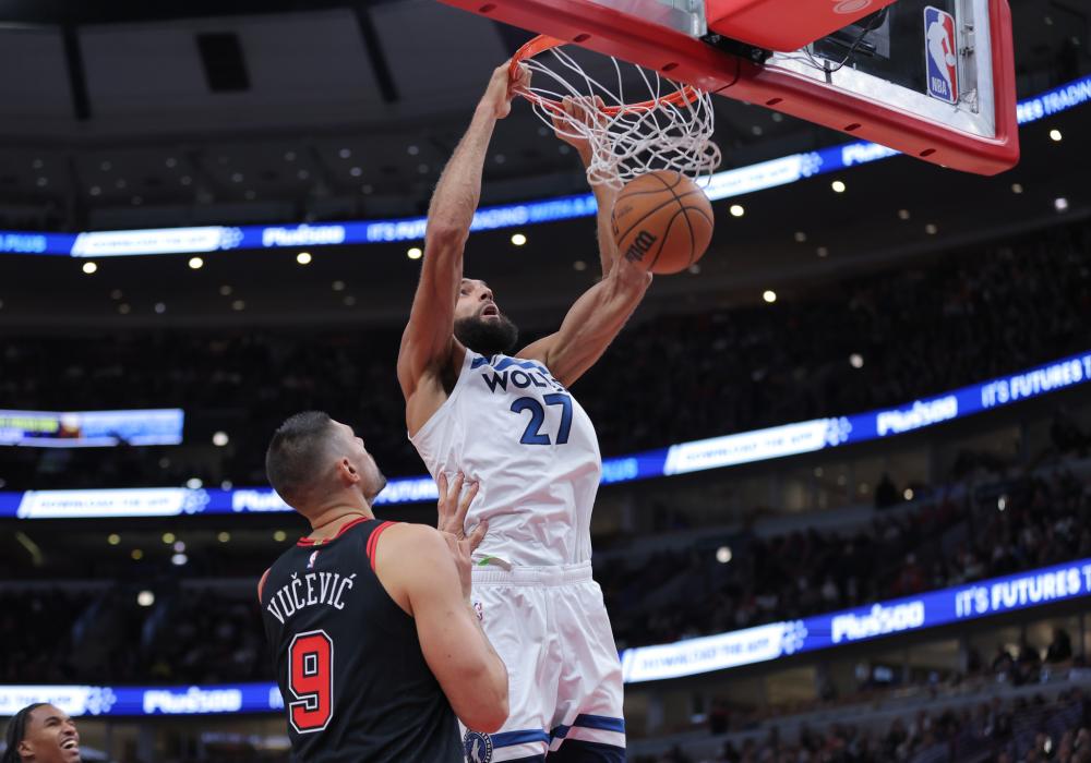 身背3犯，东契奇第二节剩余5分钟时重新披挂上阵