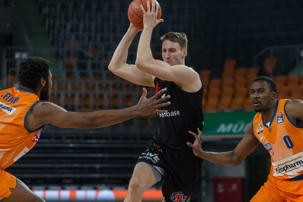 国安惨败越南夜， 邵佳一当场黑脸， 两大国脚恐遭永久除名！